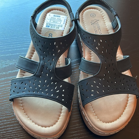 New black sandals size eight - Picture 1 of 6
